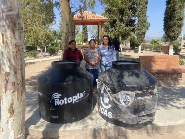 Entrega de Tinacos en Ejido Santa Ana y Molina