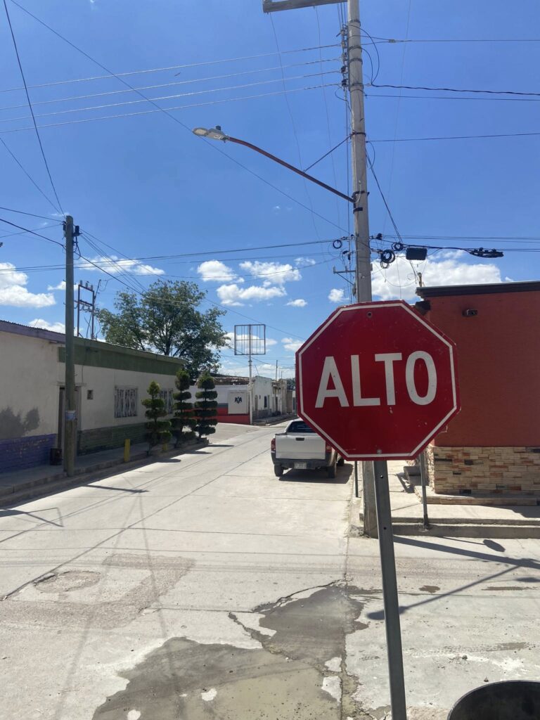 Señalamiento de ¡ALTO!