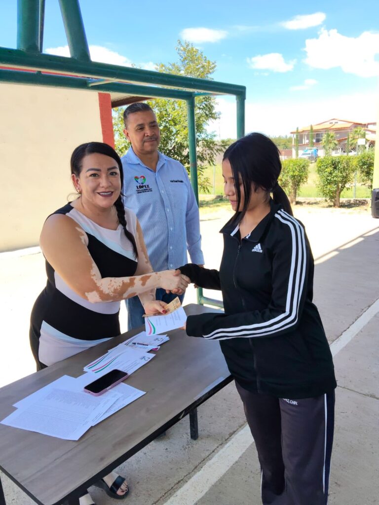 Entrega de becas a estudiantes del Telebachillerato José Andrés Luján