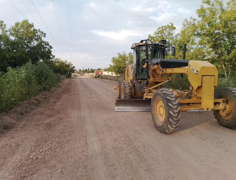 Rehabilitan moto conformadora para mejorar caminos y calles de terracería del municipio
