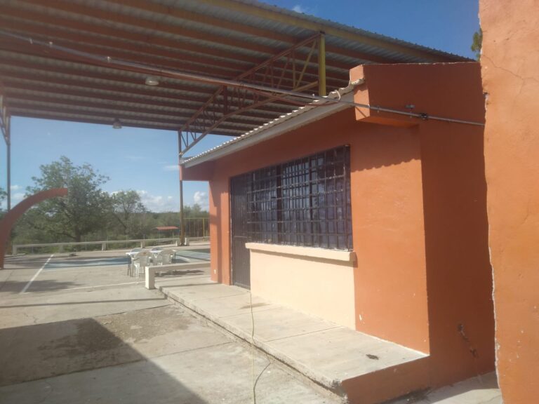 Servicios Municipales impulsa la rehabilitación de la escuela Benito Juárez en el ejido Santa Ana